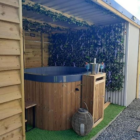 Anglesey New Modern Shepherds Hut With Spa Hot Tub Gwalchmai エクステリア 写真