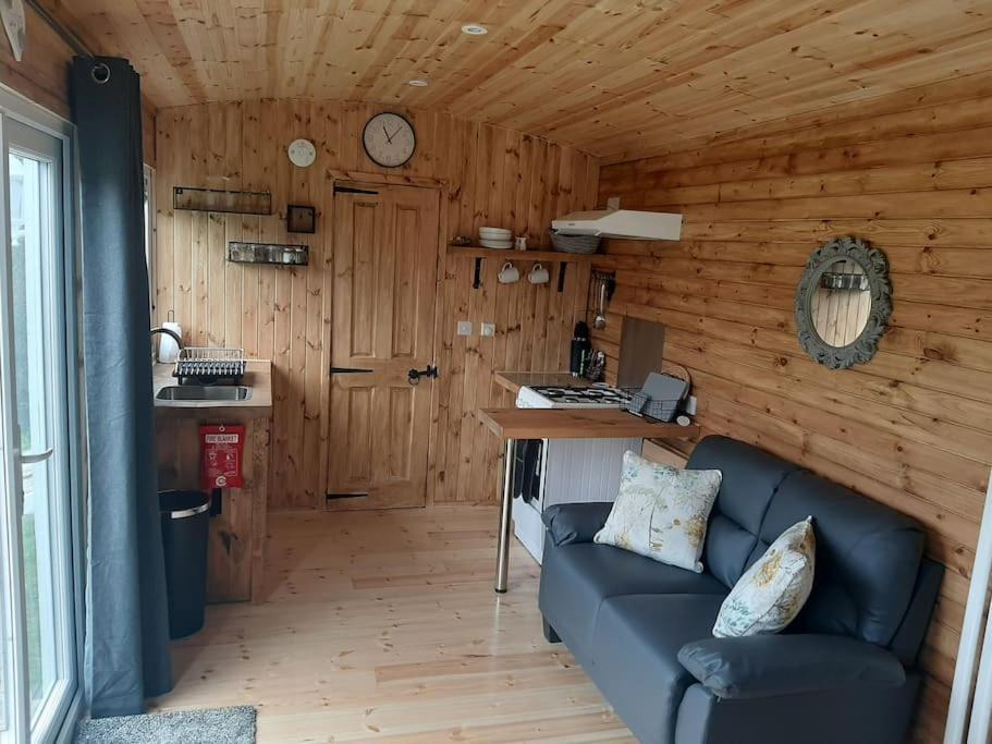 Anglesey New Modern Shepherds Hut With Spa Hot Tub Gwalchmai エクステリア 写真