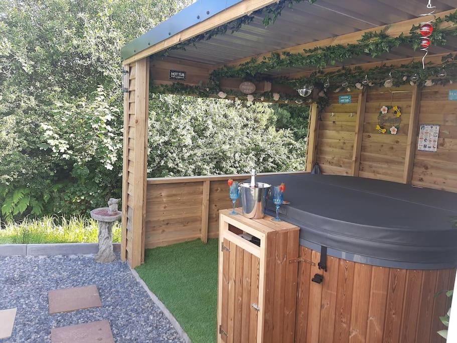 Anglesey New Modern Shepherds Hut With Spa Hot Tub Gwalchmai エクステリア 写真