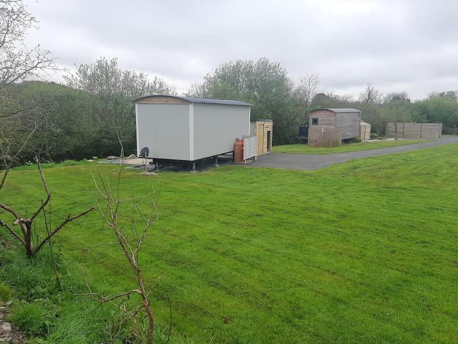 Anglesey New Modern Shepherds Hut With Spa Hot Tub Gwalchmai エクステリア 写真