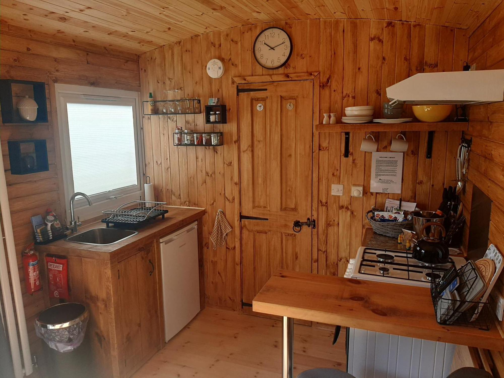 Anglesey New Modern Shepherds Hut With Spa Hot Tub Gwalchmai エクステリア 写真