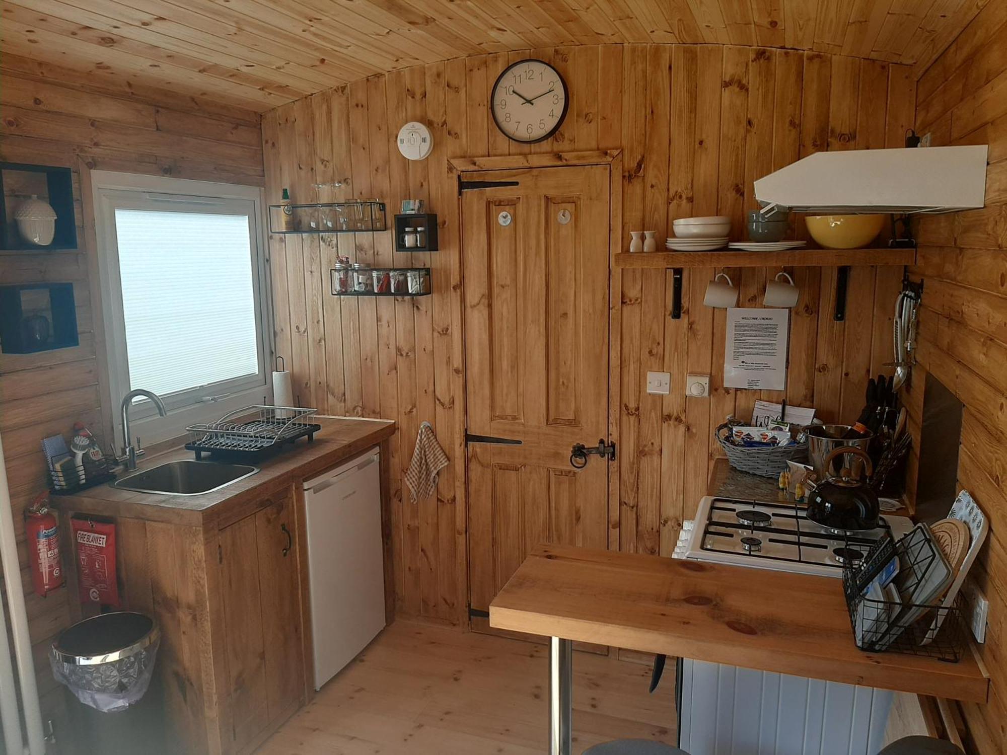 Anglesey New Modern Shepherds Hut With Spa Hot Tub Gwalchmai エクステリア 写真