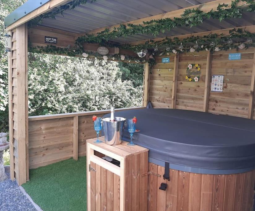 Anglesey New Modern Shepherds Hut With Spa Hot Tub Gwalchmai エクステリア 写真