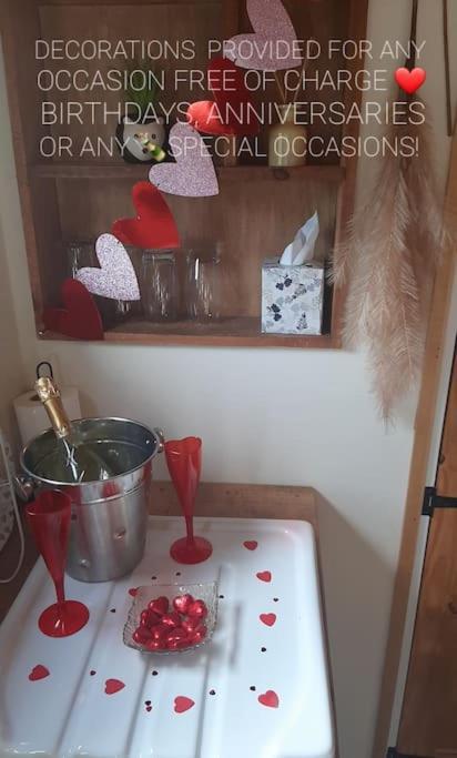 Anglesey New Modern Shepherds Hut With Spa Hot Tub Gwalchmai エクステリア 写真