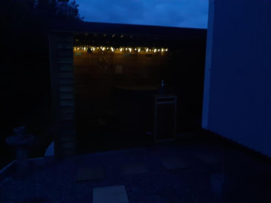 Anglesey New Modern Shepherds Hut With Spa Hot Tub Gwalchmai エクステリア 写真