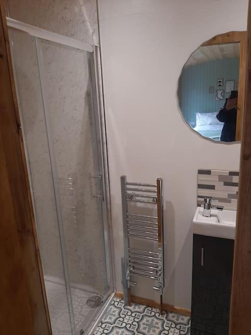 Anglesey New Modern Shepherds Hut With Spa Hot Tub Gwalchmai エクステリア 写真