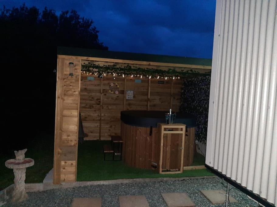 Anglesey New Modern Shepherds Hut With Spa Hot Tub Gwalchmai エクステリア 写真
