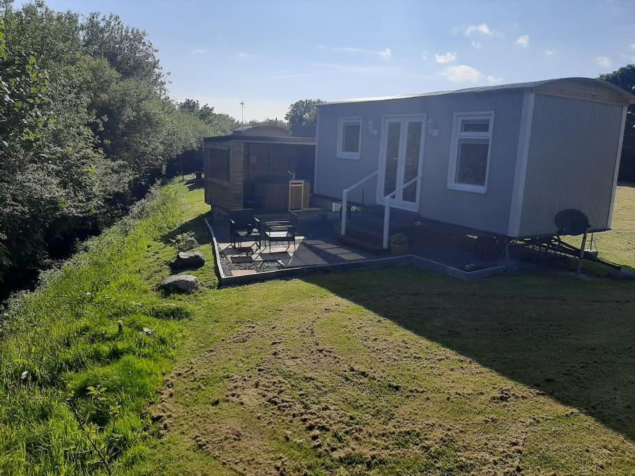 Anglesey New Modern Shepherds Hut With Spa Hot Tub Gwalchmai エクステリア 写真