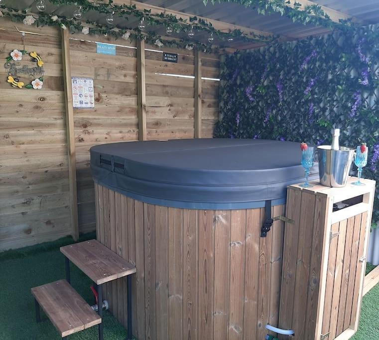 Anglesey New Modern Shepherds Hut With Spa Hot Tub Gwalchmai エクステリア 写真
