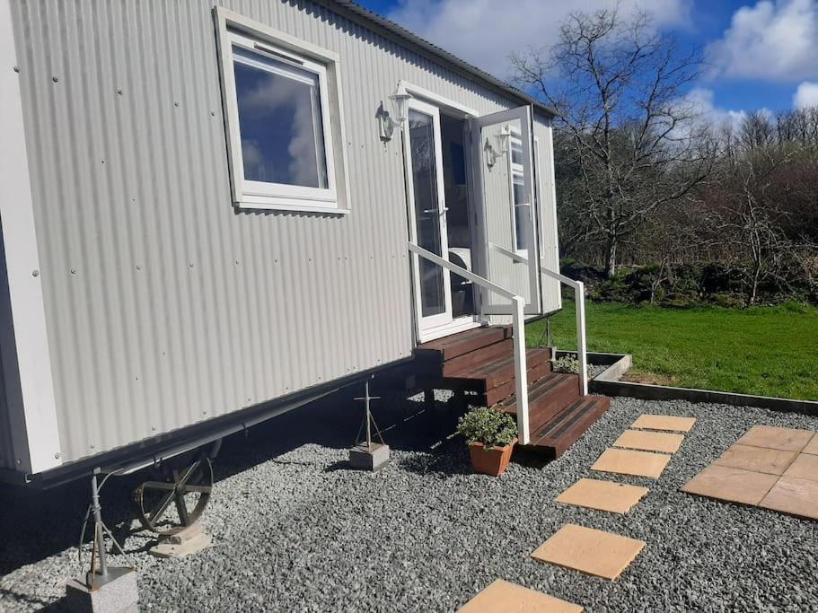 Anglesey New Modern Shepherds Hut With Spa Hot Tub Gwalchmai エクステリア 写真
