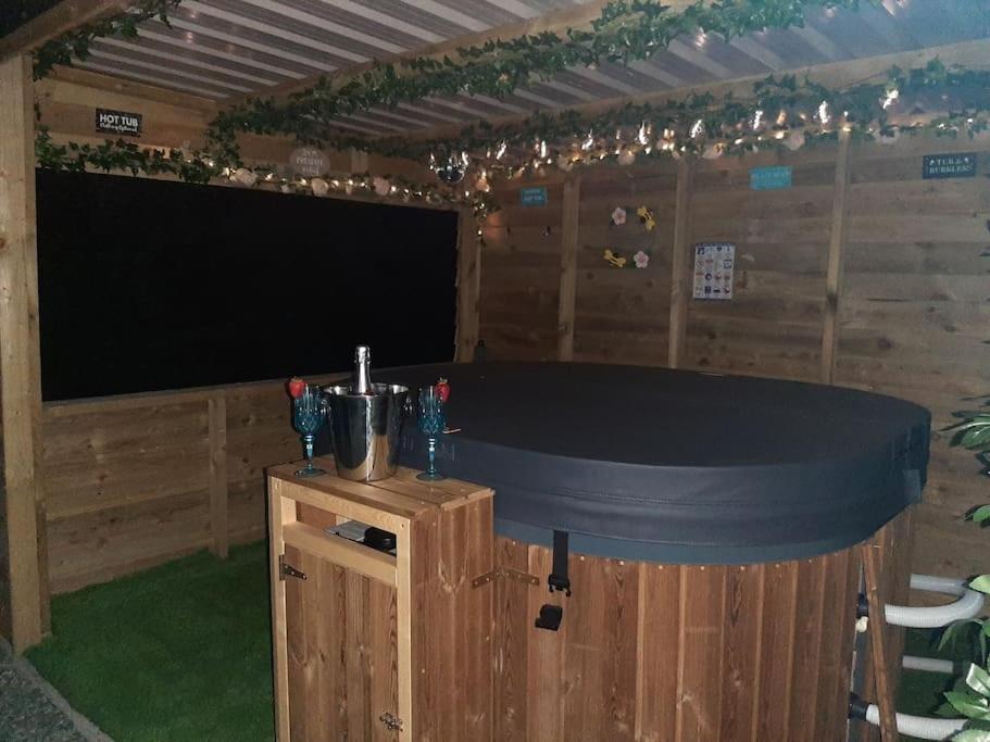 Anglesey New Modern Shepherds Hut With Spa Hot Tub Gwalchmai エクステリア 写真