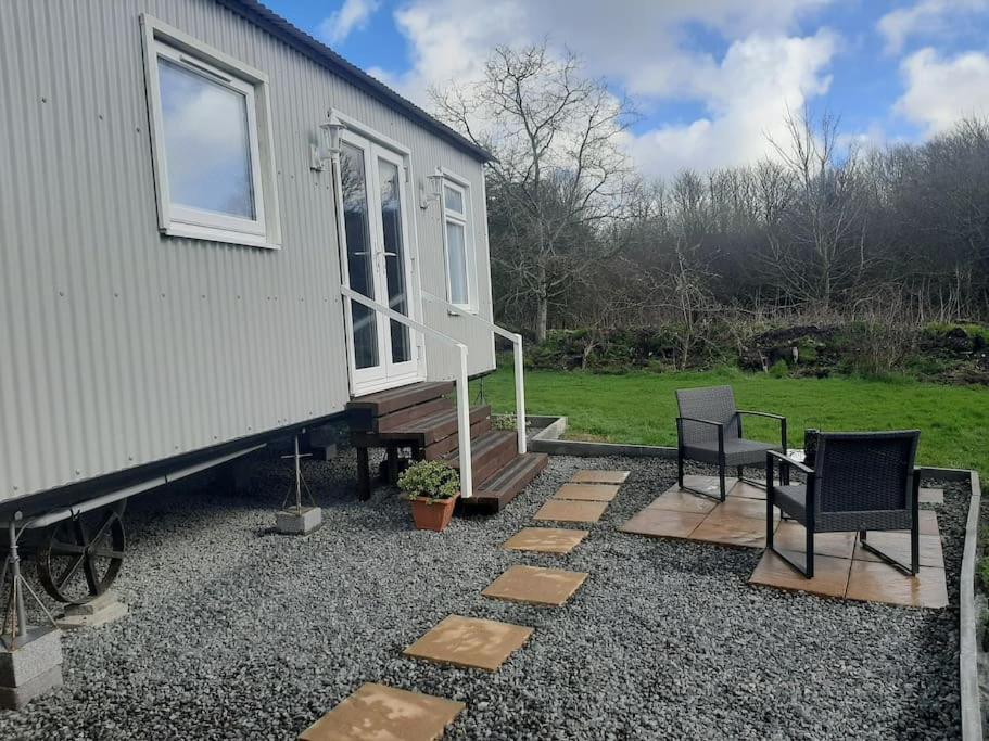 Anglesey New Modern Shepherds Hut With Spa Hot Tub Gwalchmai エクステリア 写真