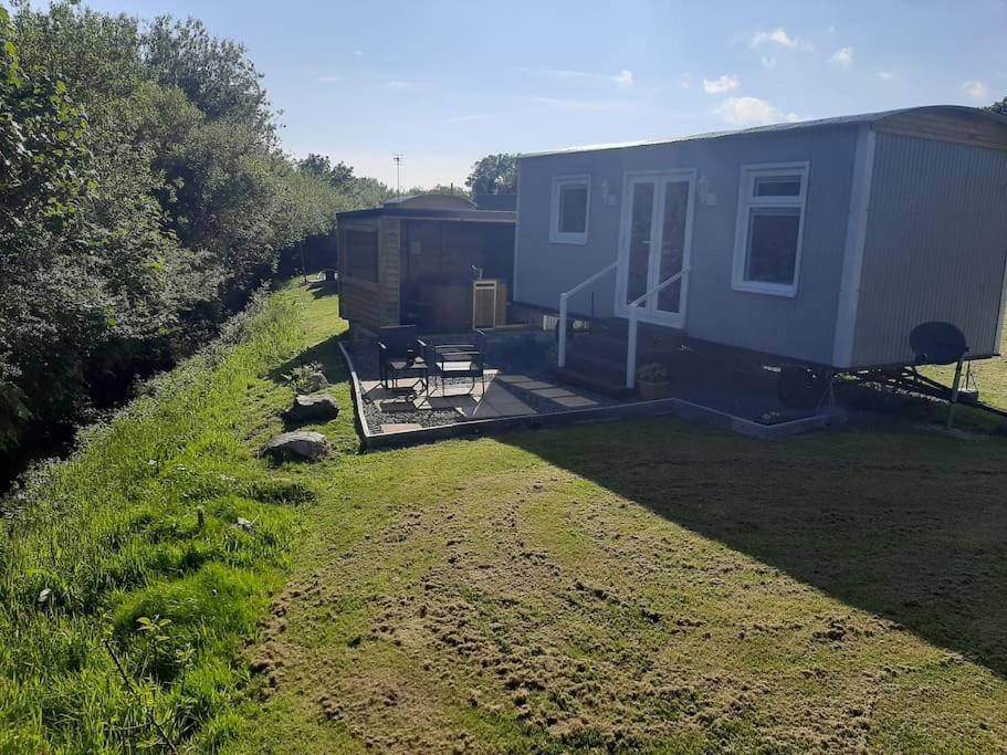 Anglesey New Modern Shepherds Hut With Spa Hot Tub Gwalchmai エクステリア 写真