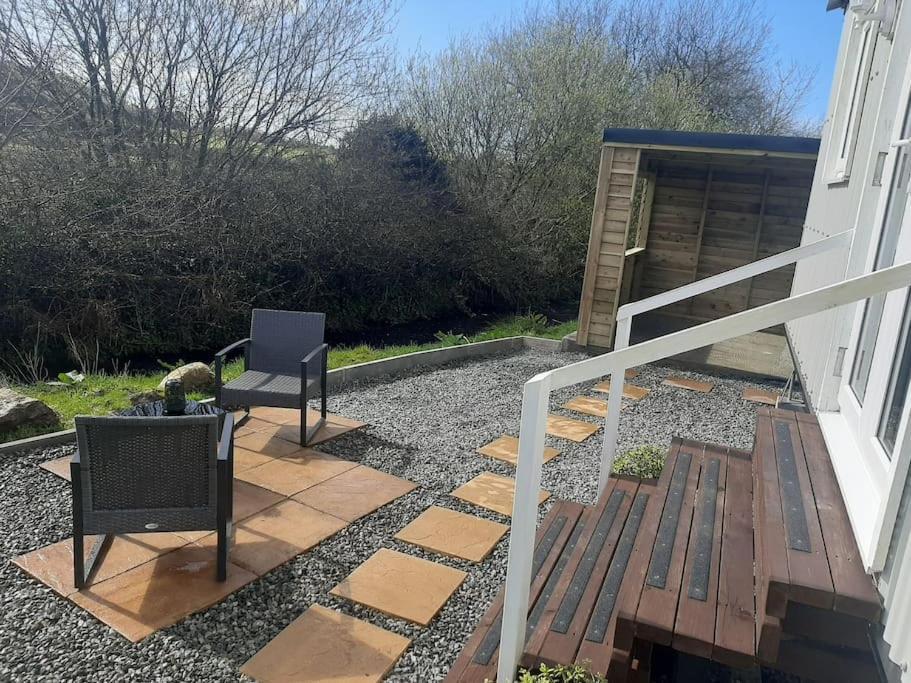Anglesey New Modern Shepherds Hut With Spa Hot Tub Gwalchmai エクステリア 写真